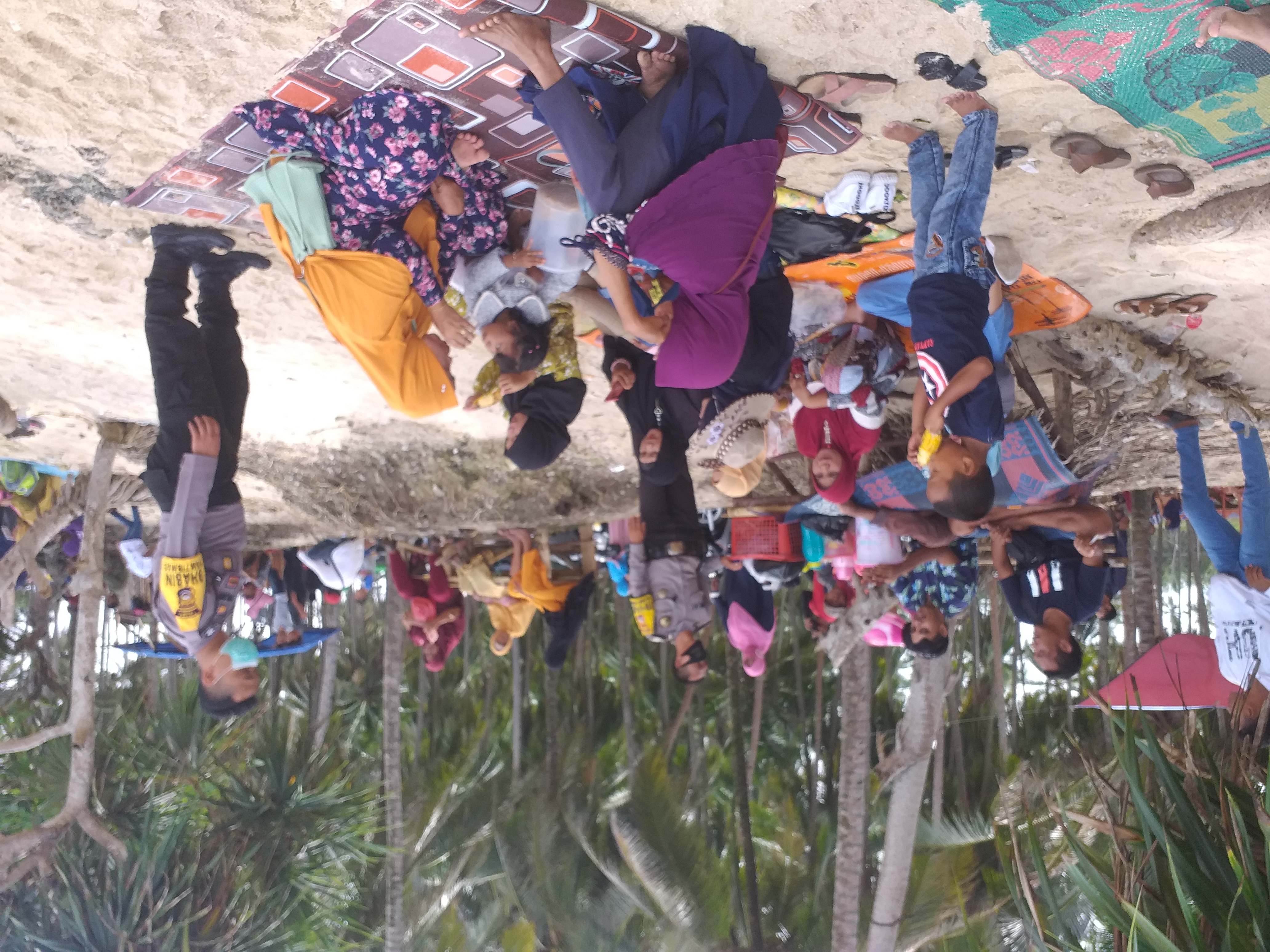 Poto pengunjung pantai Cukoh