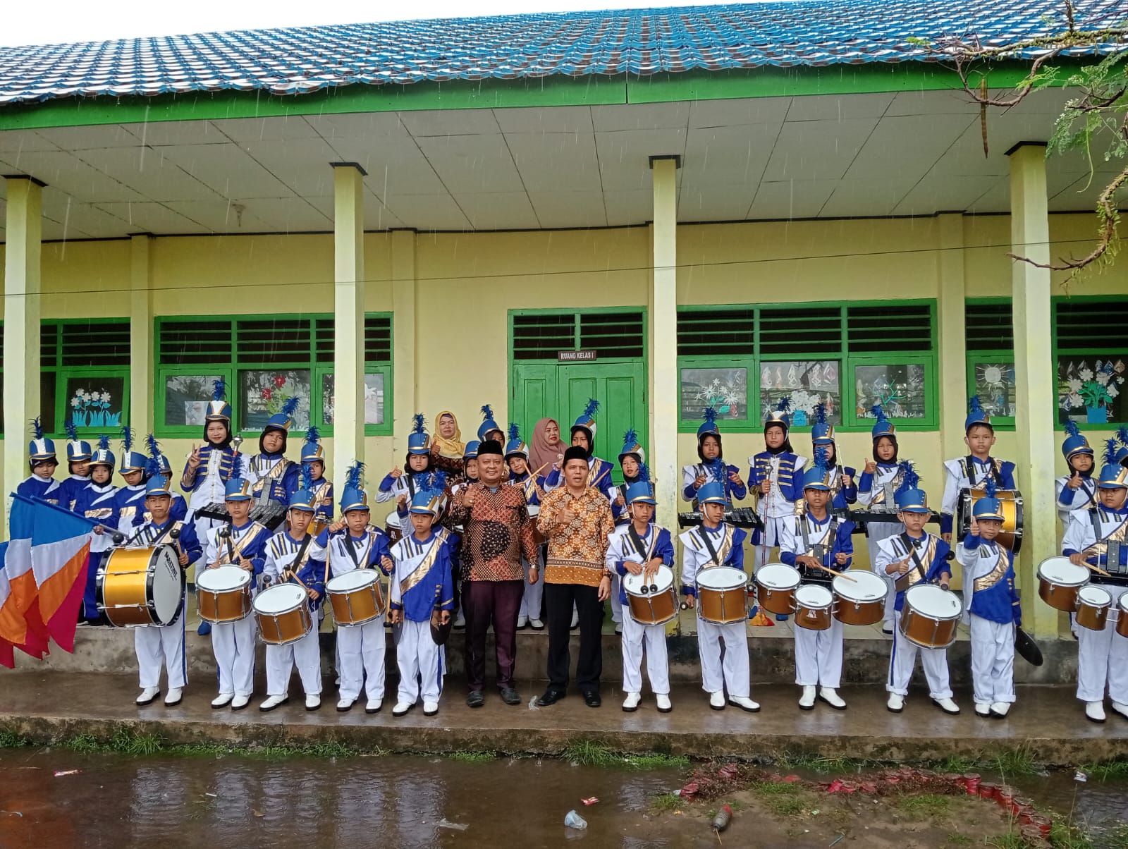 Poto kepala desa bersama guru