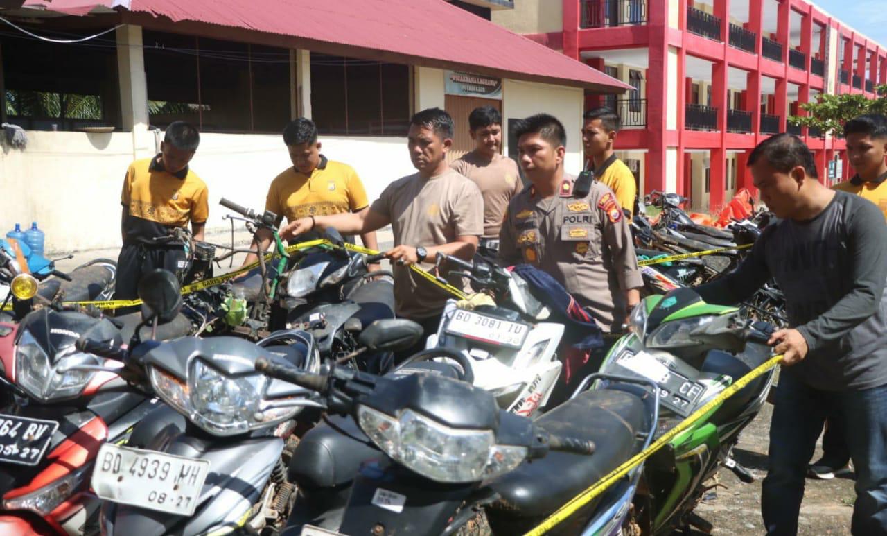 Poto Anggota polres pemeriksaan kendaraan 