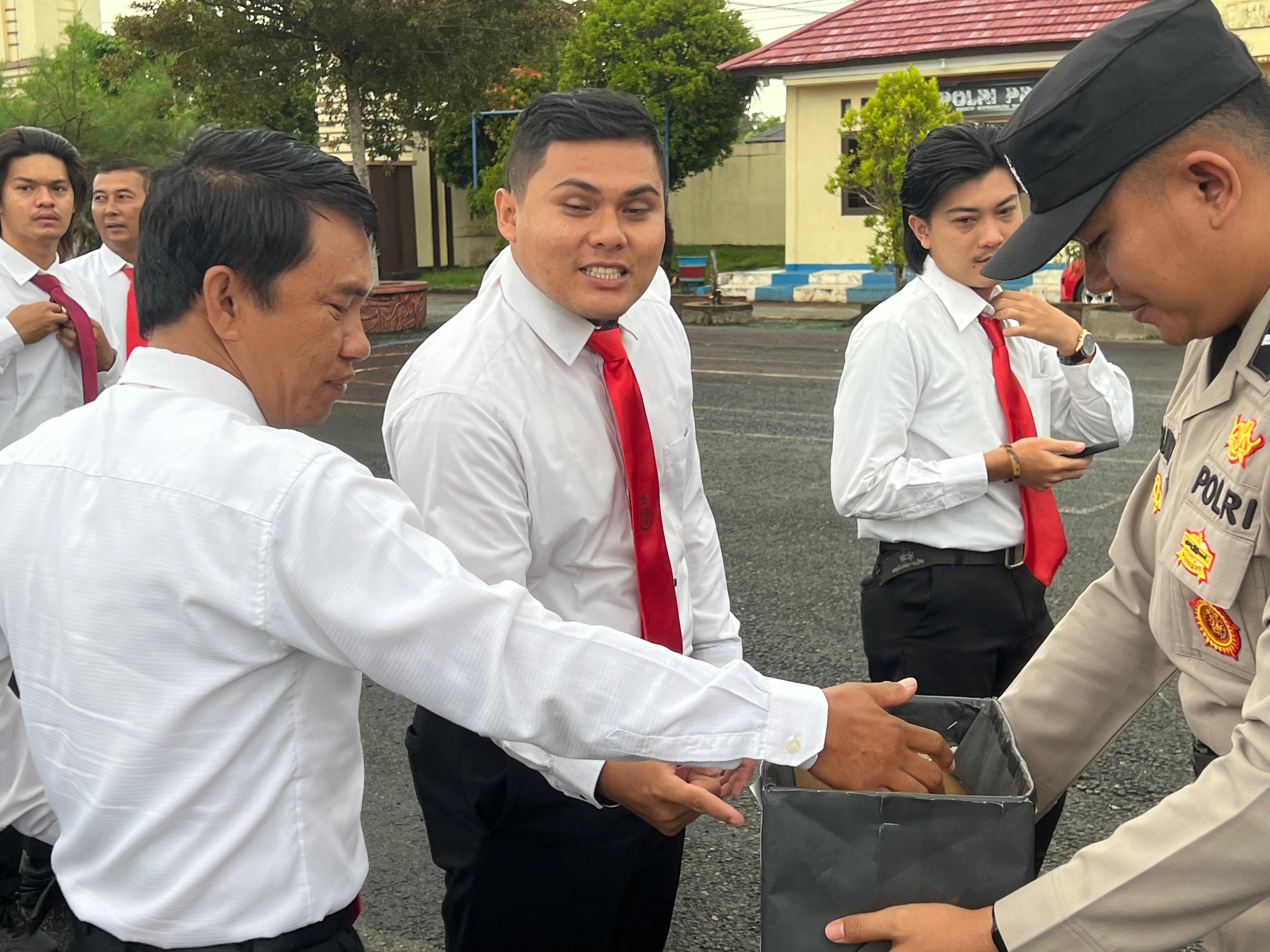 Poto Anggota polres kaur ber bagi