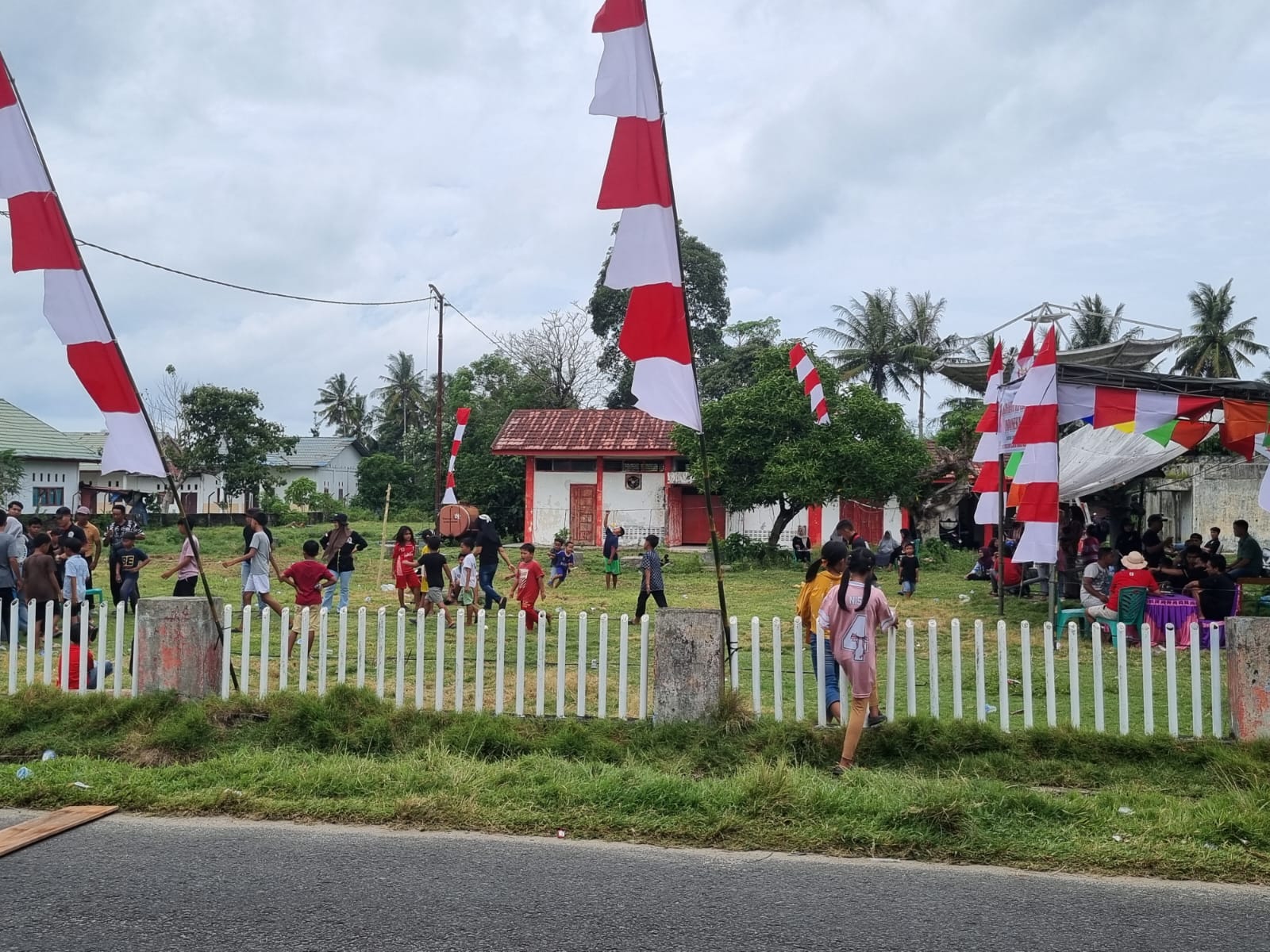 Poto warga sedang lomba