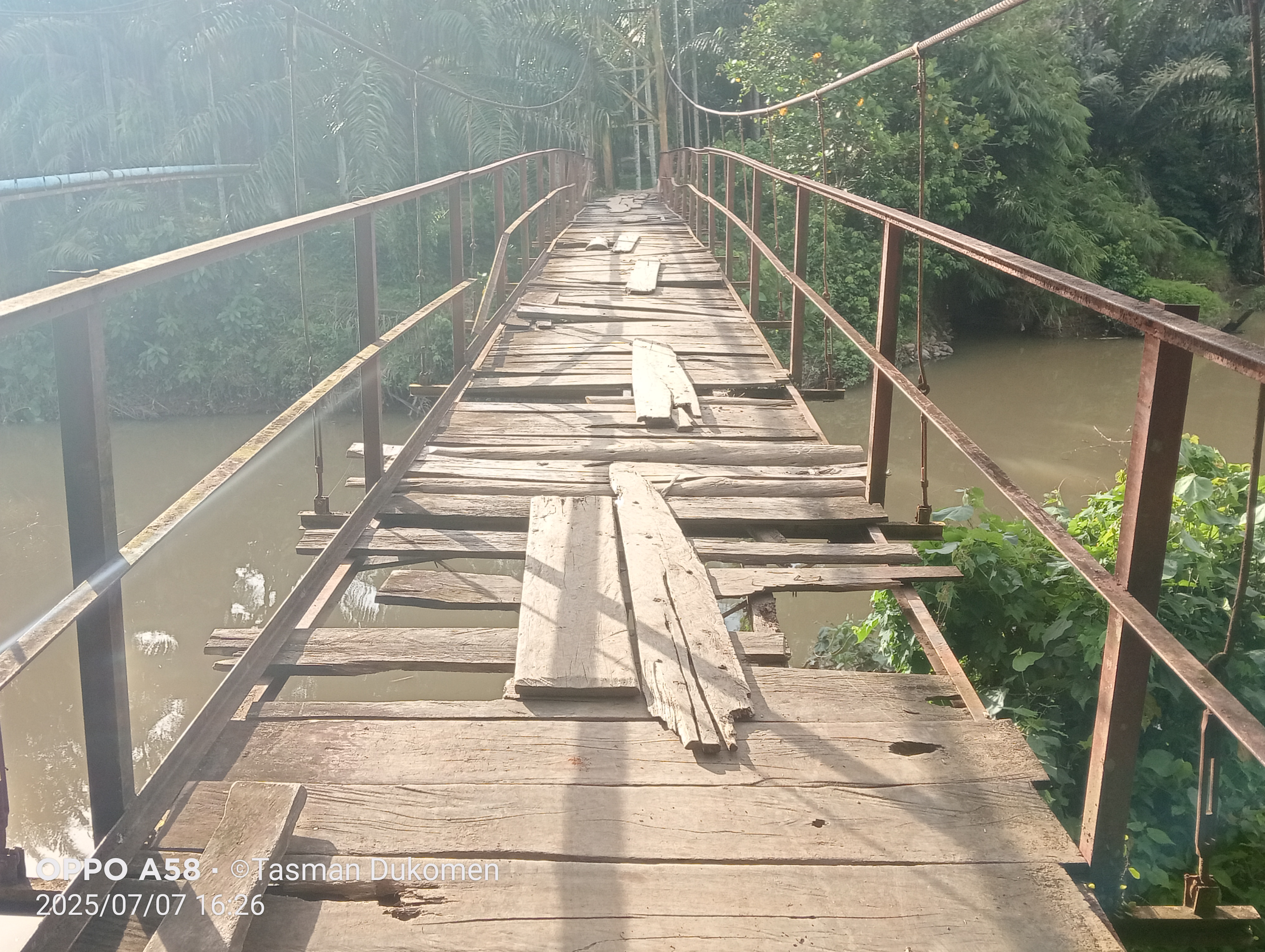 Poto kondisi jembatan gantung Desa Tanjung dalam 