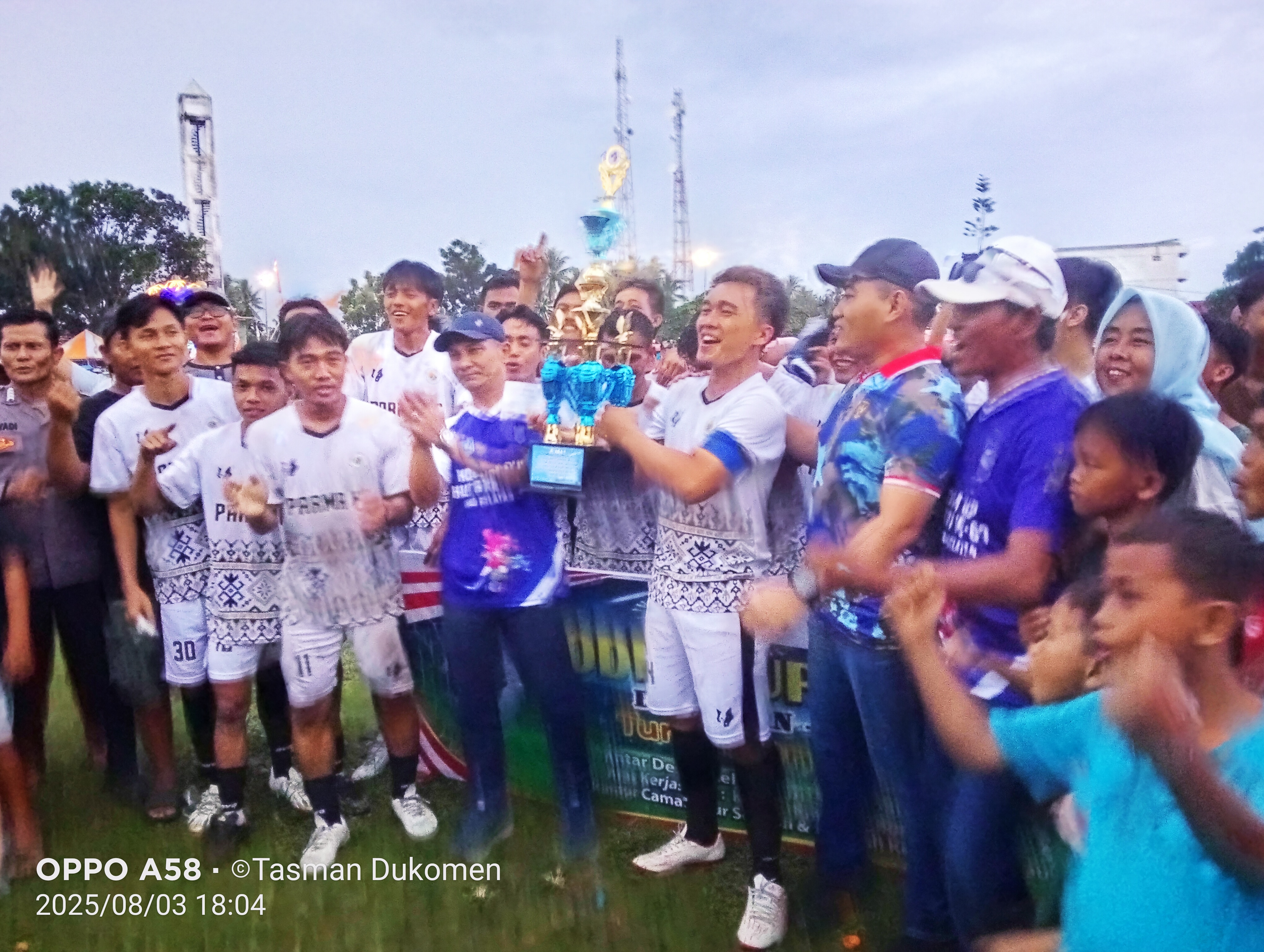 Poto Dandim dan wakil bupati kaur serah kan piala 