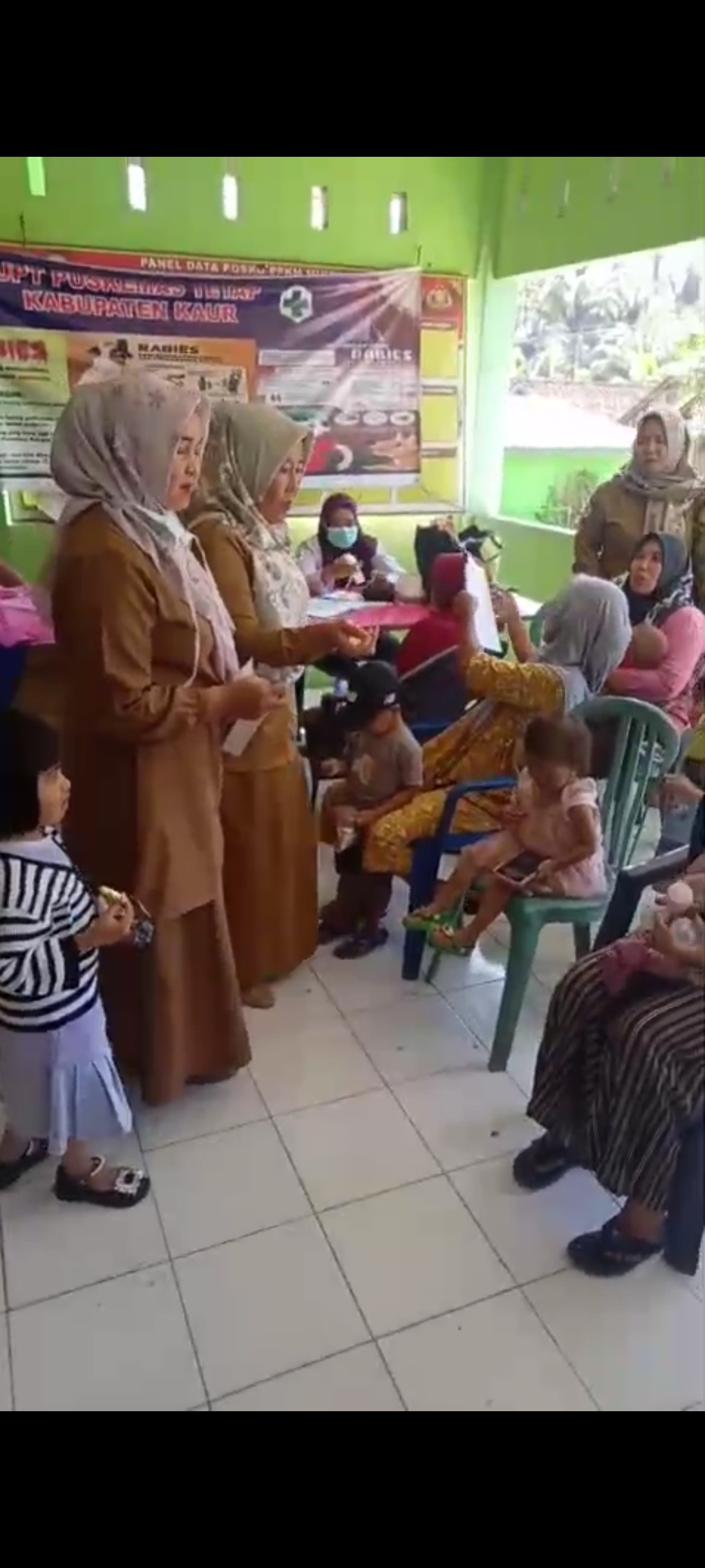 Pemberian obat pada anak di desa 
