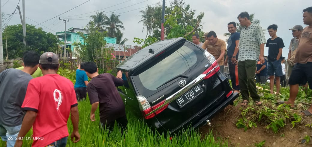 mobil dewan kaur nyungsep