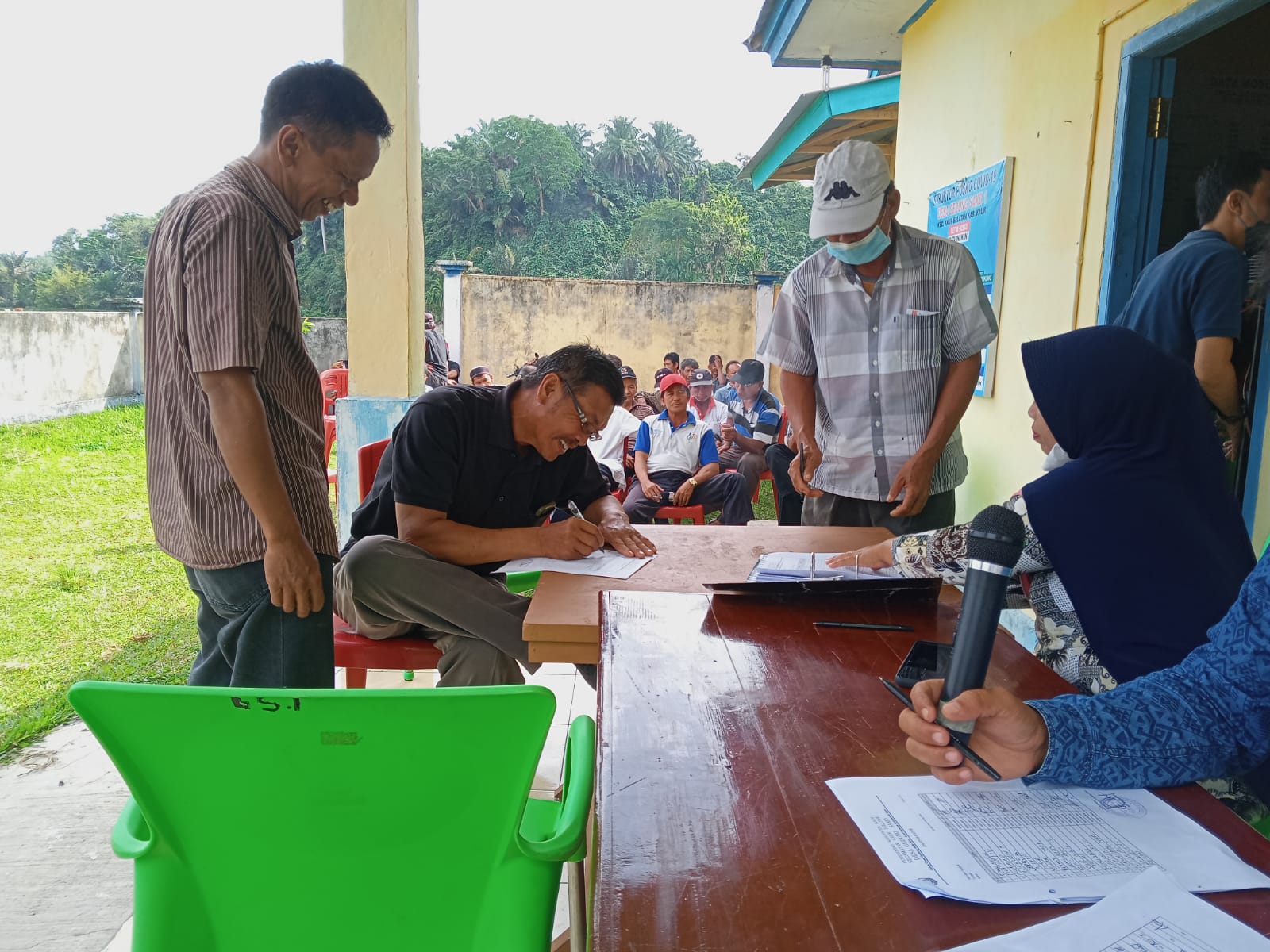 Warga KPM BLT DD Tahap II Gedung Sako II Penandatangan Terima Bantuan